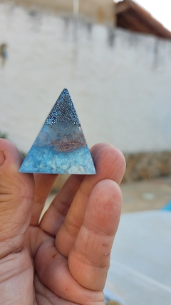 Mini pirâmide de orgonite com quartzo azul - comunicação e calma