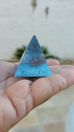 Mini pirâmide de orgonite com quartzo azul - comunicação e calma - comprar online