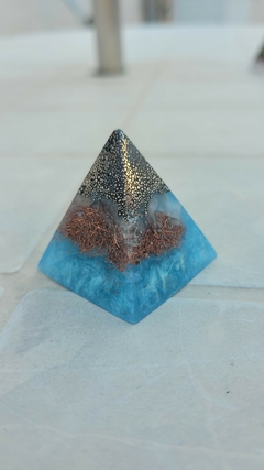 Mini pirâmide de orgonite com quartzo azul - comunicação e calma - Orgonites e loja de artigos esotéricos
