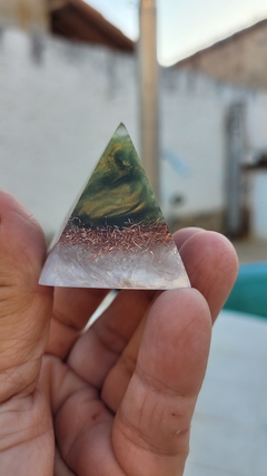 Mini pirâmide de orgonite com citrino 3,7cm - prosperidade