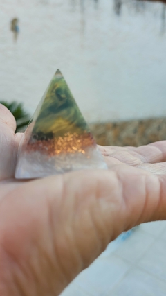 Mini pirâmide de orgonite com citrino 3,7cm - prosperidade - comprar online