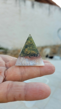 Mini pirâmide de orgonite com citrino 3,7cm - prosperidade na internet