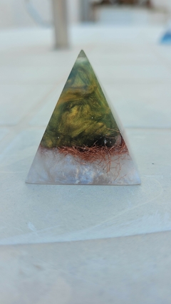 Mini pirâmide de orgonite com citrino 3,7cm - prosperidade - Orgonites e loja de artigos esotéricos