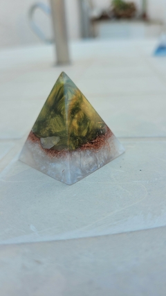 Mini pirâmide de orgonite com citrino 3,7cm - prosperidade - loja online