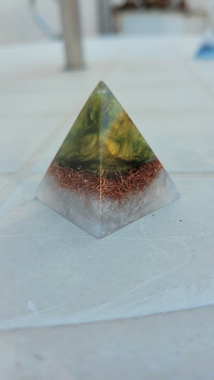 Imagem do Mini pirâmide de orgonite com citrino 3,7cm - prosperidade