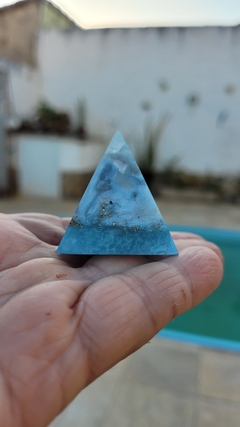 Imagem do Mini pirâmide de orgonite com quartzo azul - comunicação e calma
