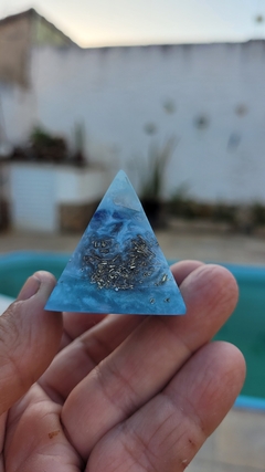 Mini pirâmide de orgonite com quartzo azul - comunicação e calma