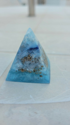 Mini pirâmide de orgonite com quartzo azul - comunicação e calma - comprar online