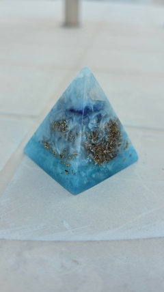 Mini pirâmide de orgonite com quartzo azul - comunicação e calma na internet