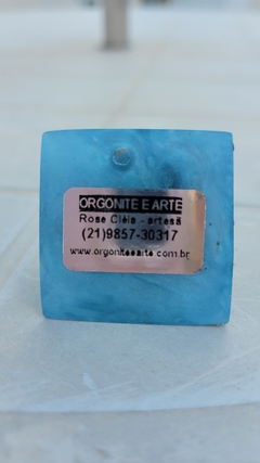 Mini pirâmide de orgonite com quartzo azul - comunicação e calma - Orgonites e loja de artigos esotéricos