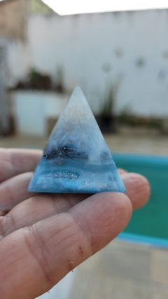 Mini pirâmide de orgonite com quartzo azul - comunicação e calma - loja online