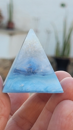 Mini pirâmide de orgonite com quartzo azul - comunicação e calma na internet