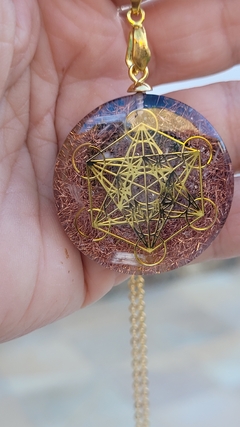 Pingente de orgonite Cubo de Metatron com selenitas - corrente aço dourado na internet