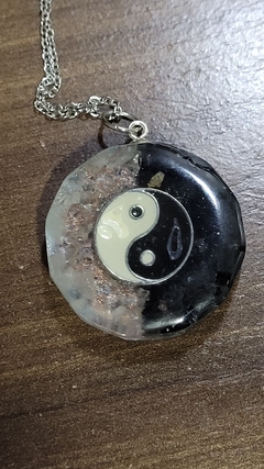 Orgonite pingente Yin/Yang sextavado - corrente de aço 60cm - comprar online