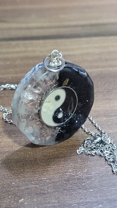 Orgonite pingente Yin/Yang sextavado - corrente de aço 60cm - loja online