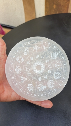 Placa de selenita 12,3cm Mandala Zodiacal - 422g - Orgonites e loja de artigos esotéricos