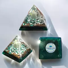 Mini Pirâmide de Orgonite (6,5x5,5)cm -Energia Calmante - comprar online