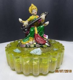 Saraswati (deusa da sabedoria) 8cm base orgonite e turquesa - comprar online