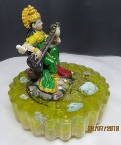 Imagem do Saraswati (deusa da sabedoria) 8cm base orgonite e turquesa