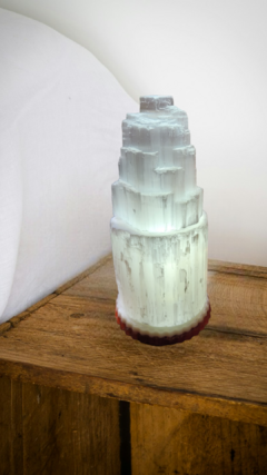 Luminária torre de selenita branca 20cm + base de orgonite - Orgonites e loja de artigos esotéricos