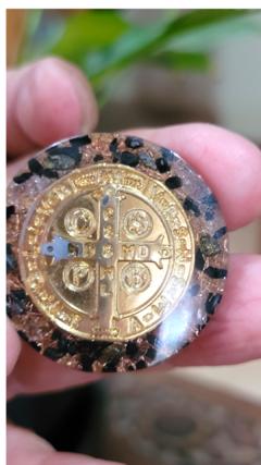 Orgonite de bolso 3,4cm Medalha de São Bento - proteção - Orgonites e loja de artigos esotéricos