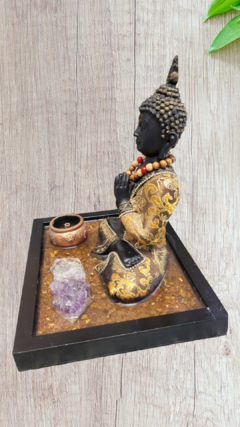 Buda Namaskara 23cm preto base orgonite, incensário caldeirão e cristais aparentes na internet