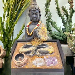 Buda Namaskara 23cm preto base orgonite, incensário caldeirão e cristais aparentes - Orgonites e loja de artigos esotéricos