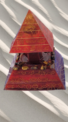 Pirâmide de orgonite motivos egípcios 15,5cm - poder pessoal na internet