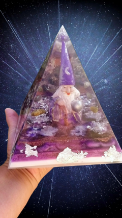 Pirâmide de orgonite 15cm - Mago Merlin - mística e protetora