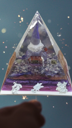 Pirâmide de orgonite 15cm - Mago Merlin - mística e protetora - comprar online