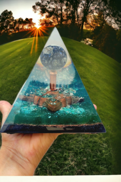 Pirâmide de orgonite 14,5cm - amor próprio, cura e renovação