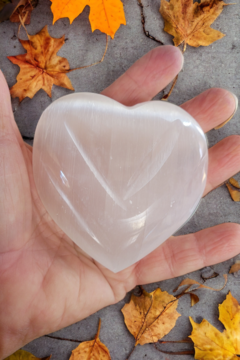 Coração lapidado de selenita branca 7,7cm - 187g