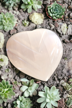 Coração lapidado de selenita branca 7,7cm - 187g - comprar online
