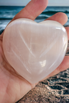 Coração lapidado de selenita branca 7,7cm - 187g - Orgonites e loja de artigos esotéricos