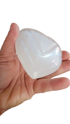 Coração lapidado de selenita branca 7,7cm - 187g na internet