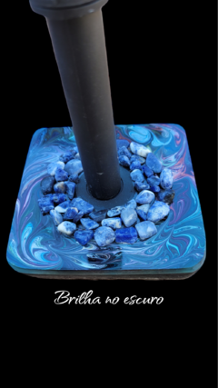 Imagem do Suporte tripé de celular de mesa base de orgonite com turmalinas negras e sodalitas