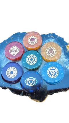 Kit de orgonites dos sete chakras com símbolos em metal dourados, pedras e cores correspondentes