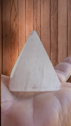 Pirâmide de selenita polida 4cm