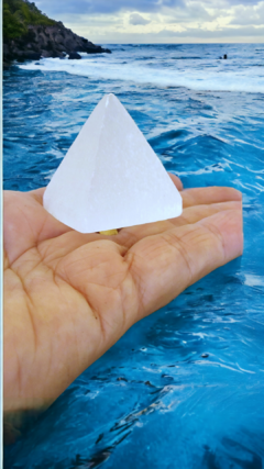 Pirâmide de selenita polida 4cm - comprar online