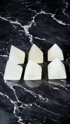Pirâmide de selenita polida 4cm - loja online