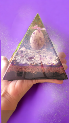 Pirâmide de orgonite (14x13)cm - Conexão Espiritual na internet