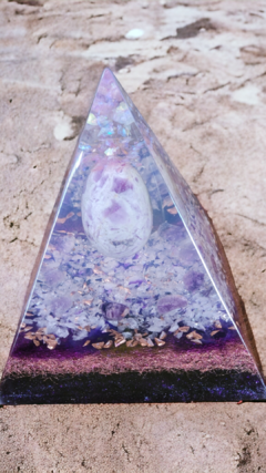 Pirâmide de orgonite (14x13)cm - Conexão Espiritual - comprar online