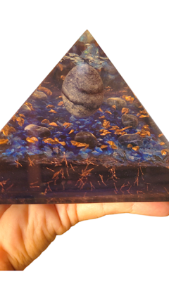 Pirâmide de orgonite (9x13)cm - Paz e Equilíbrio Emocional - comprar online