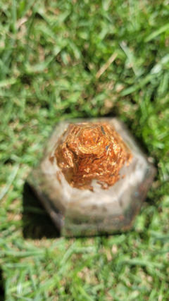 Pirâmide orgonite hexagonal 17cm com esfera de turmalina negra no feldspato - proteção e progresso