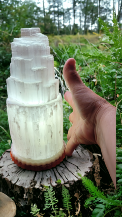 Luminária torre de selenita branca 20cm + base de orgonite