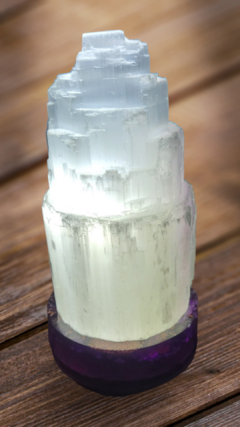 Luminária torre de selenita branca 15cm + base de orgonite com ametista e selenita - Orgonites e loja de artigos esotéricos
