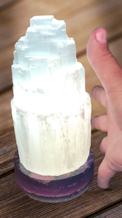 Luminária torre de selenita branca 15cm + base de orgonite com ametista e selenita - comprar online