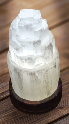 Imagem do Luminária torre de selenita branca 15cm + base de orgonite com ametista e selenita
