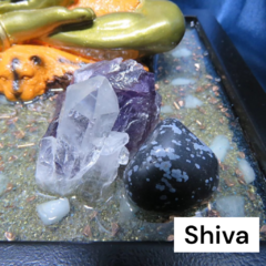Imagem do Shiva 21cm base de madeira com orgonite e cristais