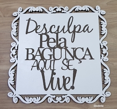 Placa MDF Branco 1 face 3mm com a frase Desculpe pela bagunça aqui se vive! - comprar online